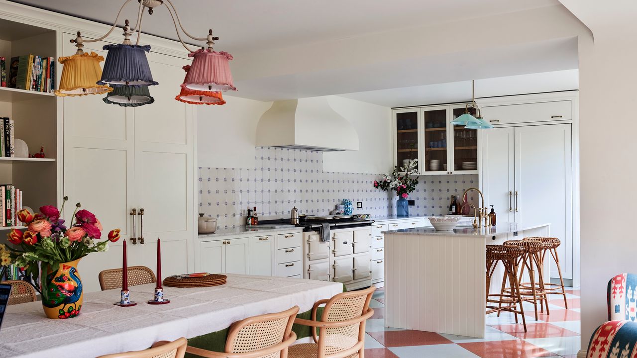 The cooking area triangle: a principle to follow or entirely obsoleted?