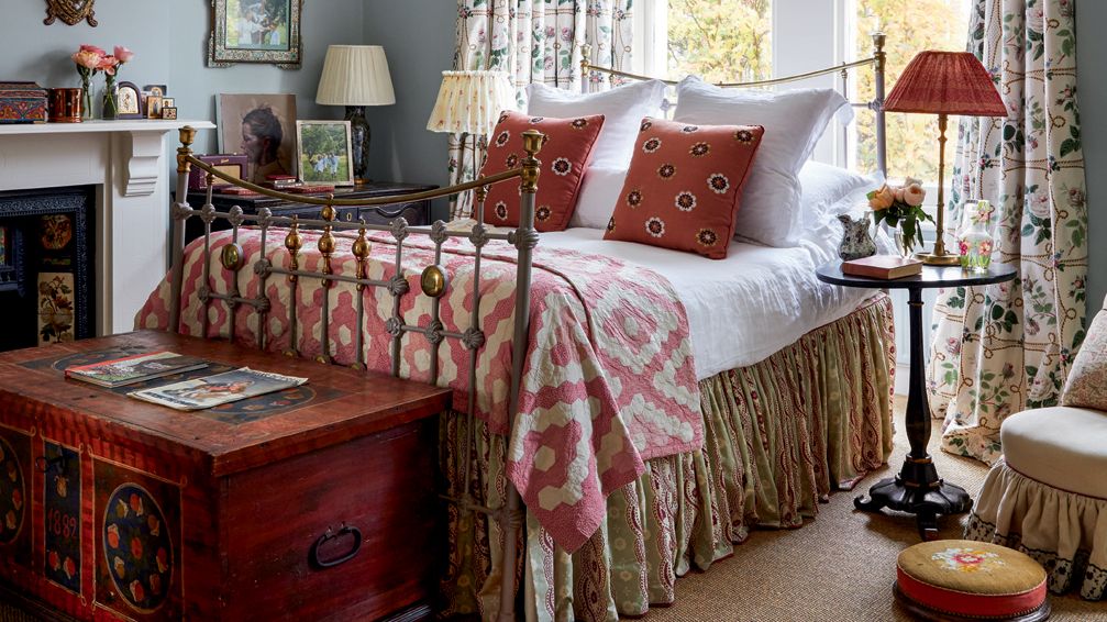 3 methods to set out a traditional Victorian bed room