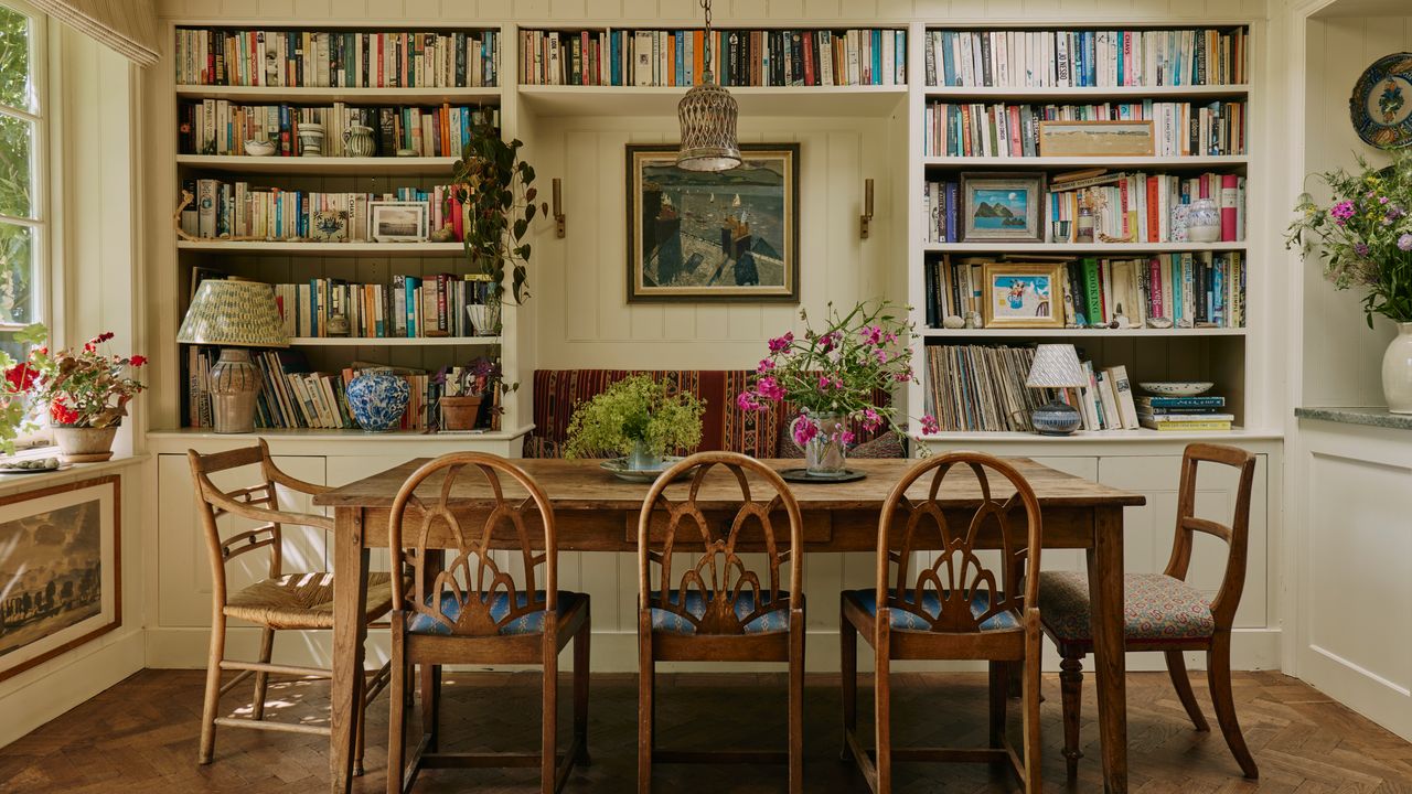 The chicest methods to integrate a dining area into your living-room